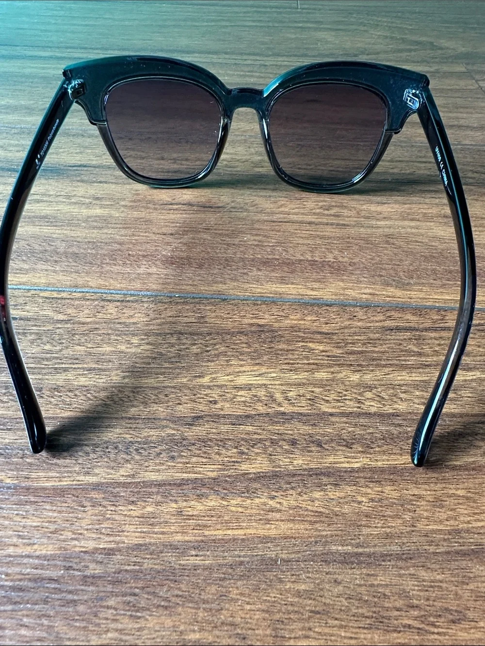 🕶️🕶️Women's Black Sunglasses with Silver Glitter Top Accent🕶️🕶️